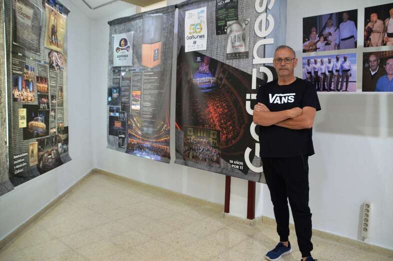 Jesús Santana, en la sala donde se exhibe la exposición fotográfica dedicada a Los Gofiones (Foto TA)